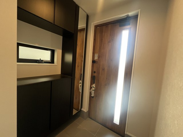 玄関広いと気持ち良さが違います！それ、ホント？ウソ？【港北区篠原町】新築戸建の玄関|落ち着いた玄関です