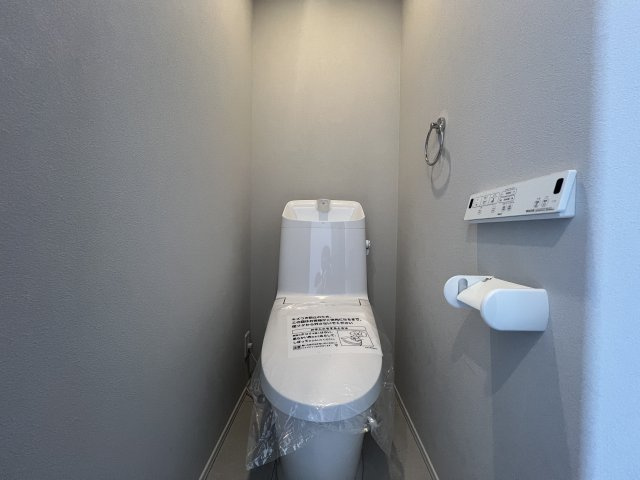 玄関広いと気持ち良さが違います！それ、ホント？ウソ？【港北区篠原町】新築戸建のトイレ|落ち着いた色調のトイレです