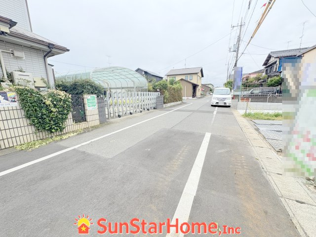 【サンスターホーム】箱根ヶ崎東松原　3号棟の前面道路含む現地写真