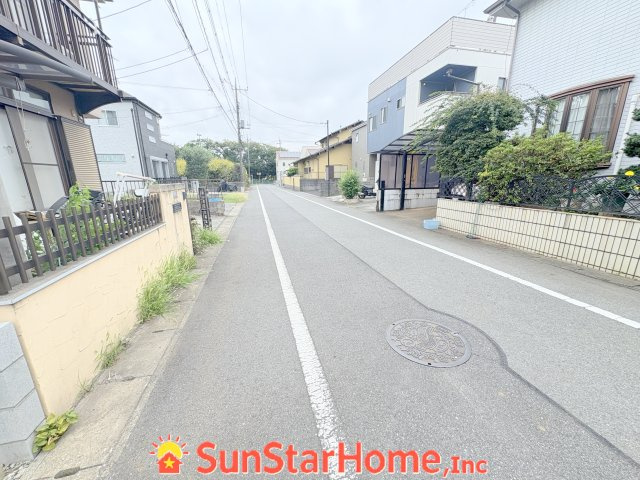 【サンスターホーム】箱根ヶ崎東松原　3号棟の前面道路含む現地写真