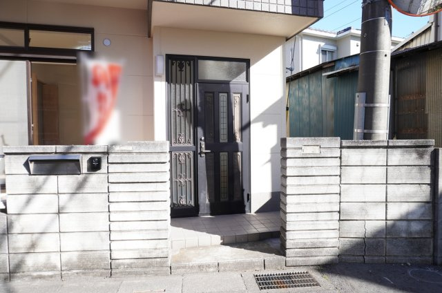 草加市花栗3丁目 中古戸建の玄関