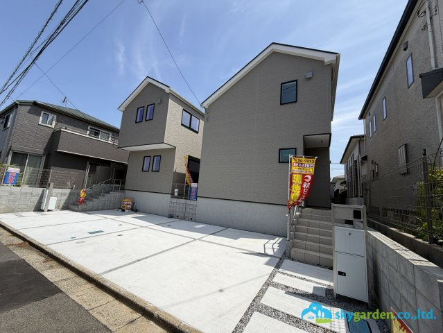 伊勢原市高森台3丁目　新築戸建　全2棟2号棟の前面道路含む現地写真
