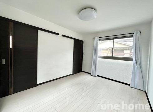 塚本3丁目中古戸建の洋室|◆各居室にクローゼット完備！収納家具を最低限に、住空間を有効活用できます！
◆画像はイメージ図です。