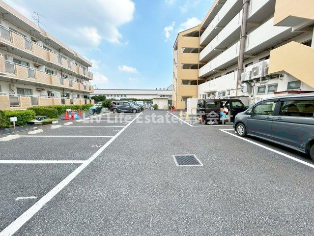 ガーデンハイツ滝山Bの駐車場