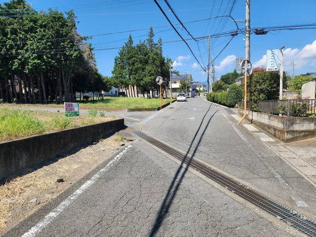 高崎市金古町売土地の前面道路含む現地写真