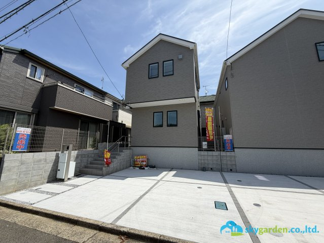伊勢原市高森台3丁目　新築戸建　全2棟1号棟の前面道路含む現地写真