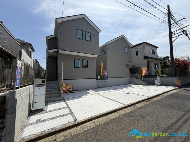 伊勢原市高森台3丁目　新築戸建　全2棟1号棟の前面道路含む現地写真