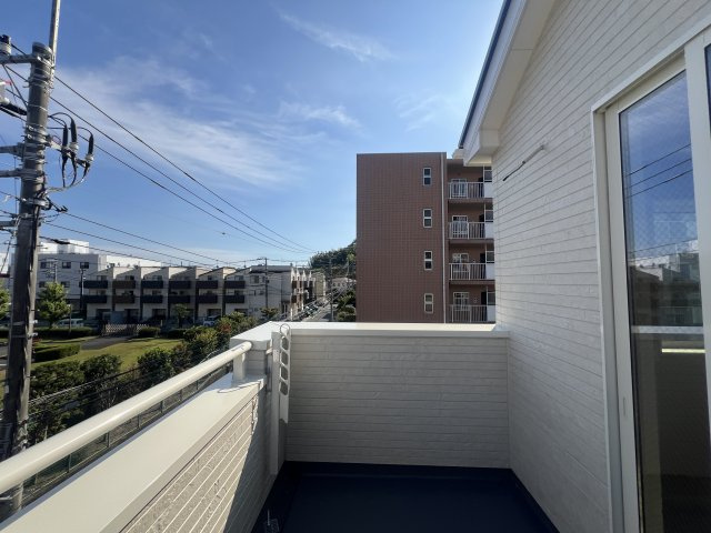 住環境に利便性高き立地に気付いちゃいましたか…【港北区鳥山町】新築戸建のバルコニー|バルコニー付きです