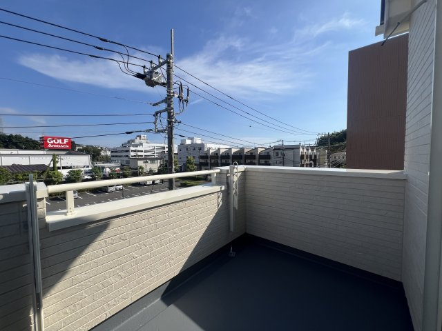 住環境に利便性高き立地に気付いちゃいましたか…【港北区鳥山町】新築戸建のバルコニー|陽当たり良好なバルコニーです