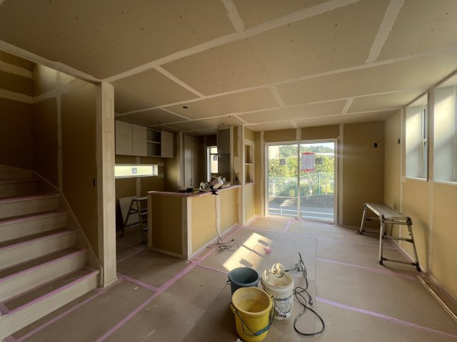 住環境に利便性高き立地に気付いちゃいましたか…【港北区鳥山町】新築戸建の居間・リビング