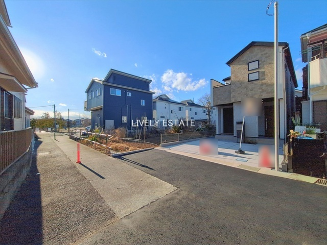 草加市新里町 新築分譲住宅の前面道路含む現地写真