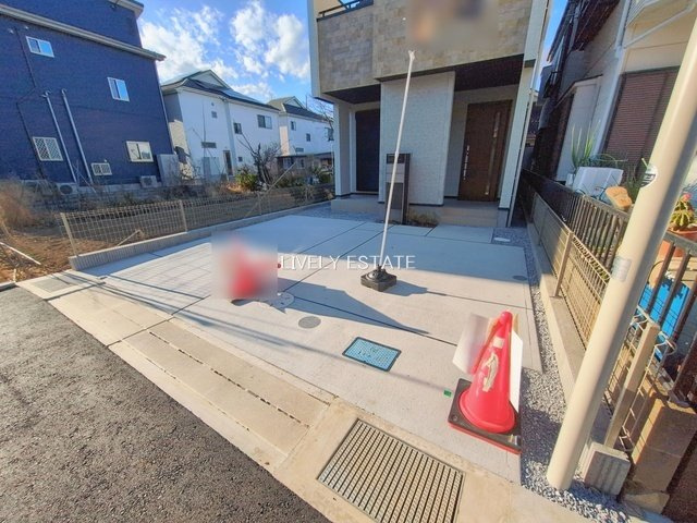 草加市新里町 新築分譲住宅の駐車場
