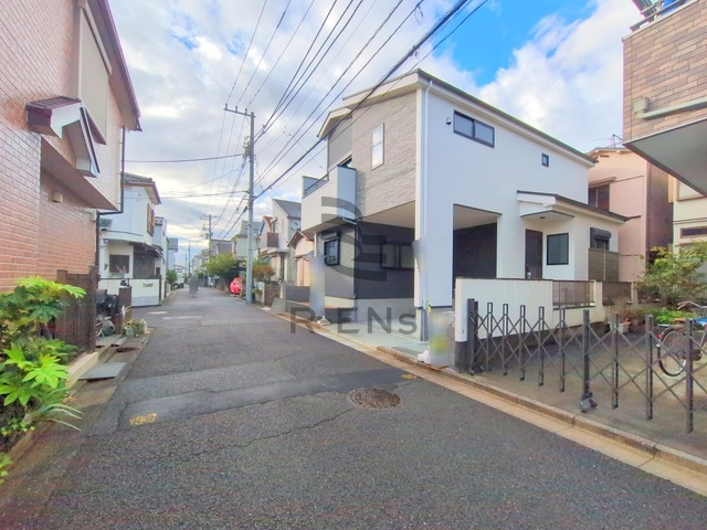 【前面道路含む現地写真】 | 練馬区春日町２丁目　新築戸建て | 見通しもよく、落ち着いた住宅街でゆったり過ごせます