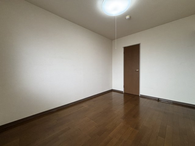 【居間・リビング】 | パティオス若葉 | ※同物件・反転タイプの写真です。