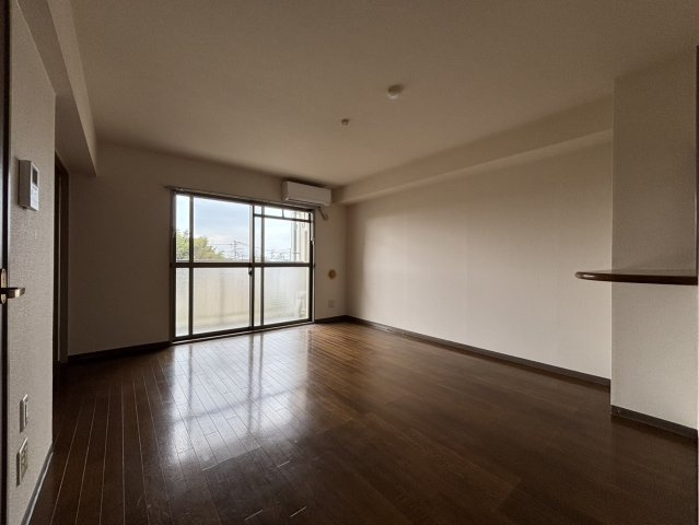 【居間・リビング】 | パティオス若葉 | ※同物件・反転タイプの写真です。