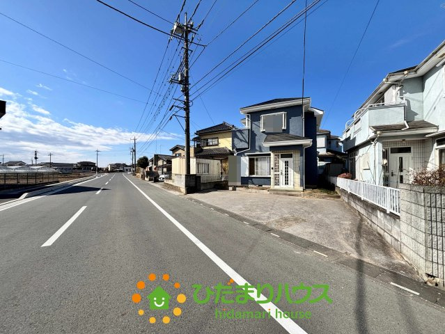 加須市栄　中古一戸建ての前面道路含む現地写真