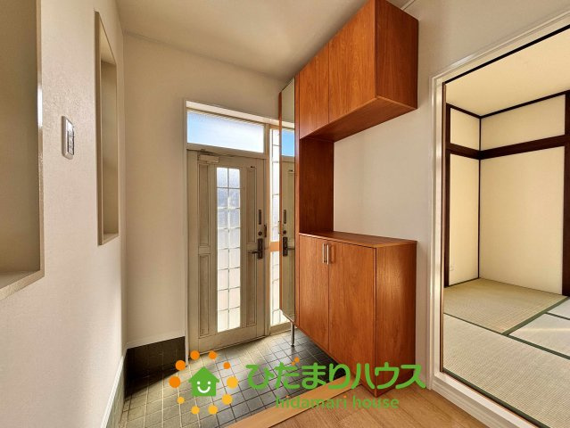 加須市栄　中古一戸建ての玄関