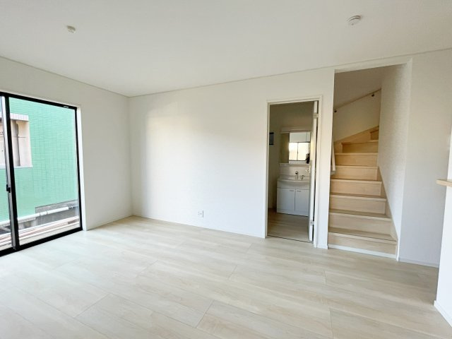 新築戸建・建売　郡山市開成5丁目　制震+耐震構造　開成小・第一中の洋室|リビング階段で家族とのコミュニケーションがより取れます♪