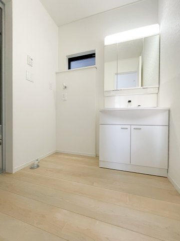 新築戸建・建売　郡山市開成5丁目　制震+耐震構造　開成小・第一中の独立洗面台|三面鏡タイプの独立洗面台で、身だしなみチェックも収納力も◎洗面まわりもすっきり清潔に保てます！