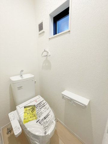 新築戸建・建売　郡山市開成5丁目　制震+耐震構造　開成小・第一中のトイレ|小窓付きで自然光が入る明るくて爽やかなトイレ空間です！