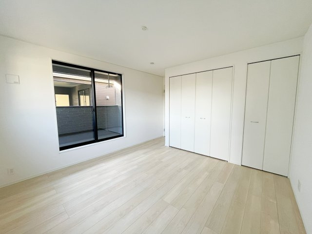 新築戸建・建売　郡山市開成5丁目　制震+耐震構造　開成小・第一中の洋室|2面採光で明るい洋室です！ホワイト基調の爽やか空間からインナーバルコニーにも出られます♪