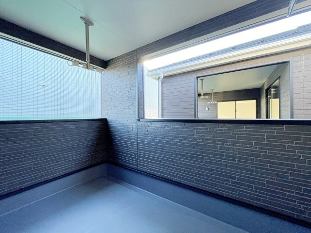 新築戸建・建売　郡山市開成5丁目　制震+耐震構造　開成小・第一中のバルコニー|インナーバルコニーは天候に左右されずに、プライベートな空間でくつろぎや洗濯物干しに最適！