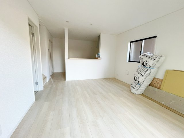 新築戸建・建売　郡山市開成5丁目　制震+耐震構造　開成小・第一中の居間・リビング|ホワイトを基調とした明るく開放的なLDKです！