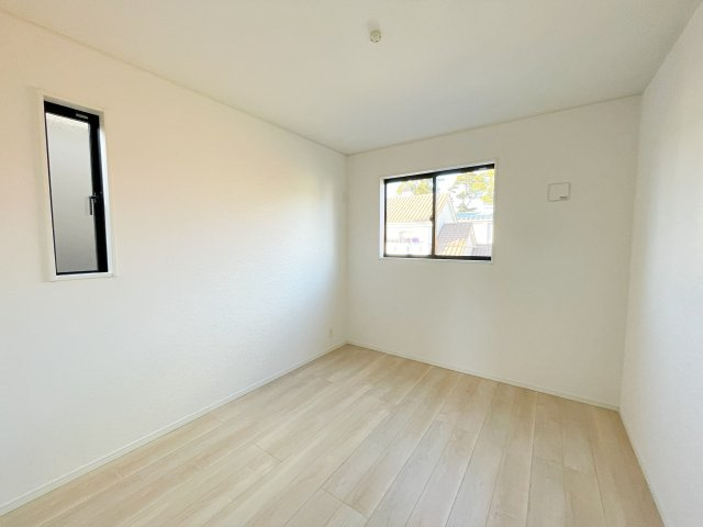 新築戸建・建売　郡山市開成5丁目　制震+耐震構造　開成小・第一中の洋室|2面採光で陽射しがたっぷり差し込む明るい洋室です！