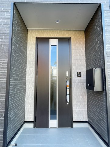 新築戸建・建売　郡山市開成5丁目　制震+耐震構造　開成小・第一中の玄関|奥行きがあるので雨が降っても開閉に心配ありません！