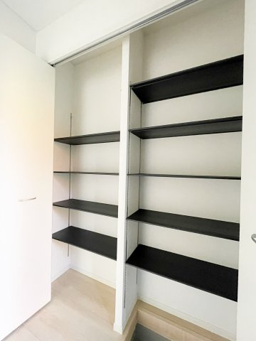 新築戸建・建売　郡山市開成5丁目　制震+耐震構造　開成小・第一中の収納|可動棚付きなので物の大きさによって高さを変えられるので便利！