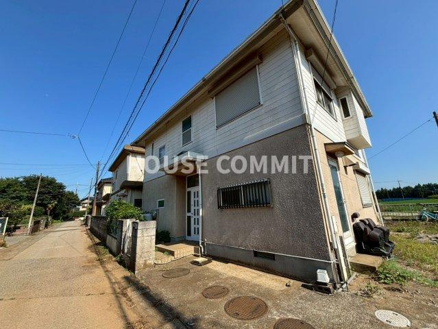 中古戸建ての前面道路含む現地写真