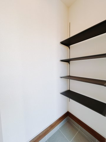 【新築戸建】高崎市吉井町長根　の収納|■SIC｜土間続きの収納♪靴はもちろん、汚れやすいベビーカーやアウトドア用品など拭かずにしまえてうれしい♪アクセントクロスでおしゃれな印象もプラス☆彡