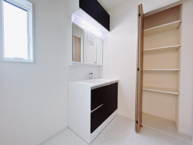 【新築戸建】高崎市吉井町長根　の独立洗面台|■洗面室｜洗濯機を置いてもゆとりある広さの洗面脱衣室です♪三面鏡の洗面化粧台なので身支度もしやすくおしゃれが好きな方にも嬉しい設計です♪窓があるので換気の際も楽ちんです♪