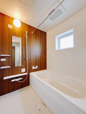 【新築戸建】高崎市吉井町長根　の浴室|■浴室｜ゆったり足を伸ばせるサイズの浴室(*＾＾*)　夜間のお洗濯や、雨の日のお洗濯に大活躍の浴室暖房乾燥機付き！お子さまとの入浴の際に嬉しいエコベンチ浴槽付きです♪