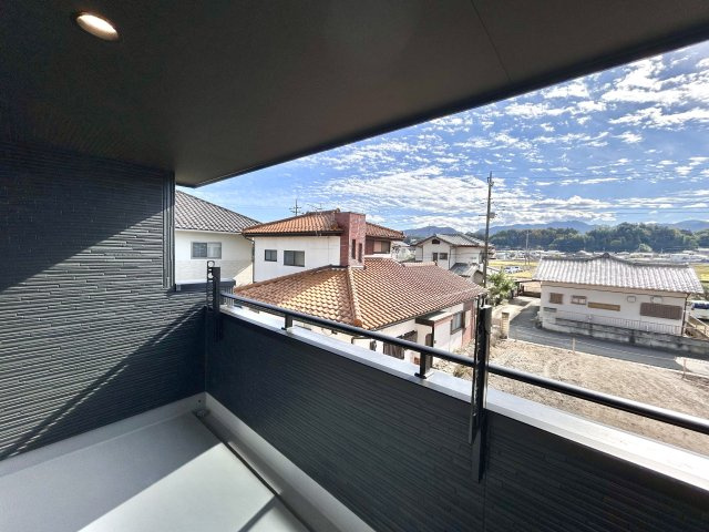 【新築戸建】高崎市吉井町長根　のバルコニー|■バルコニー｜あたたかな陽のひかりを浴びることのできるバルコニー。お洗濯物やお布団を干せば、家族みんなが気持ちよく暮らすことができます(*^^*)