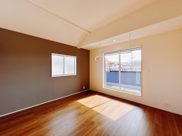 【新築戸建】高崎市吉井町長根　の寝室|■主寝室｜寝室にはアクセントクロスをあしらい、ホテルのような落ち着いた空間を演出しました。南向きなので陽当りも良く、朝は爽やかな陽射しがお部屋を包みます☆