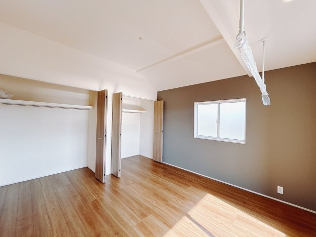 【新築戸建】高崎市吉井町長根　の寝室|■主寝室｜お洒落なアクセントカラーが入っているので、シックな雰囲気になっております。落ち着いた雰囲気で夜はよく眠れそうですね