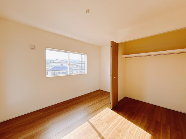 【新築戸建】高崎市吉井町長根　の洋室|■2階洋室｜ナチュラルカラーの床です。模様替えなどとても楽しく工夫できます♪陽当たり、風通しもとても良いので毎日快適な生活スタートです！子供部屋にも良いですね♪