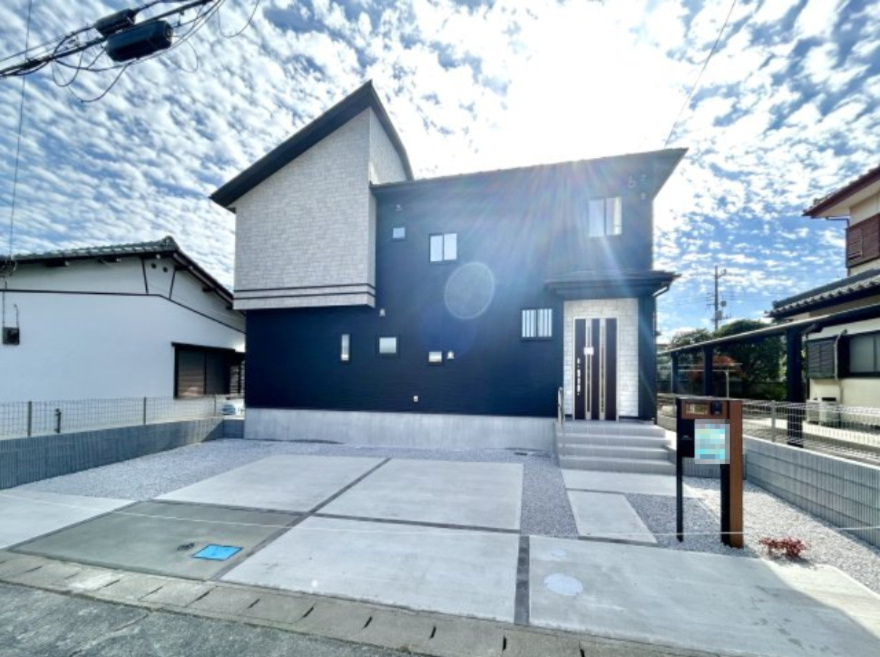 【新築戸建】高崎市吉井町長根　の外観|■外観｜陽だまりのリビング、家事らくキッチンのお家、ついに完成！永く住むほどに愛着を深める、味わい豊かなデザインです。完成したばかりの新築を、一度ご覧になってみませんか？