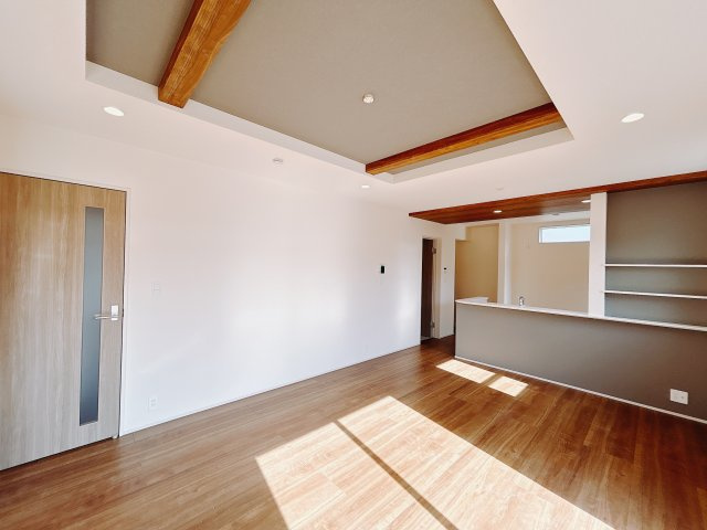 【新築戸建】高崎市吉井町長根　の居間・リビング|■リビング｜陽当たり良好のリビングダイニング♪賃貸では叶わなかった、お友達とのホームパーティや大音量で映画やテレビを楽しむことができます(*^^*)