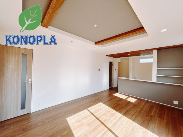 【新築戸建】高崎市吉井町長根　の居間・リビング|■リビング｜陽当たり良好のリビングダイニング♪賃貸では叶わなかった、お友達とのホームパーティや大音量で映画やテレビを楽しむことができます(*^^*)