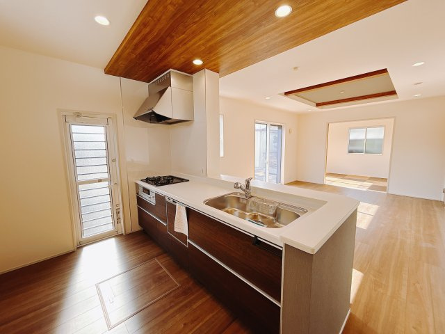 【新築戸建】高崎市吉井町長根　の居間・リビング|■リビング｜キッチンからお部屋全体が見渡せる一続きの空間！和室で遊ぶお子様にも目の行き届く安心設計でお部屋のどこにいても会話が弾みます♪