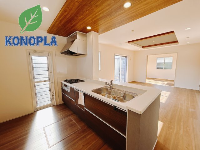 【新築戸建】高崎市吉井町長根　の居間・リビング|■リビング｜キッチンからお部屋全体が見渡せる一続きの空間！和室で遊ぶお子様にも目の行き届く安心設計でお部屋のどこにいても会話が弾みます♪