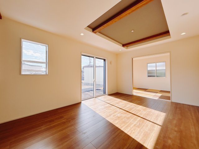 【新築戸建】高崎市吉井町長根　の居間・リビング|■リビング｜木製で懐かしさのある家具やアンティーク調の小物に囲まれてレコードを流したり小説を読んだり…そんな心ときめく暮らしをしませんか？