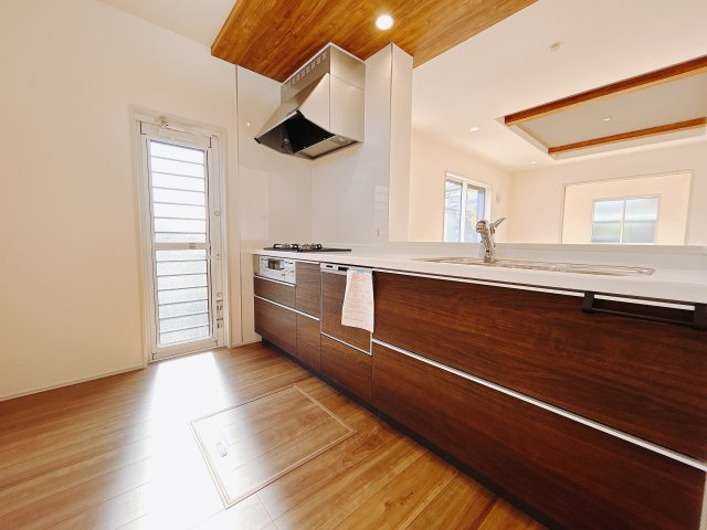 【新築戸建】高崎市吉井町長根　のキッチン|■キッチン｜ワークトップの幅が広く、お子様といっしょにお料理をつくったり、ちょっとしたパーティーも楽しめます。フラットなのでお掃除がしやすいのもポイントです♪