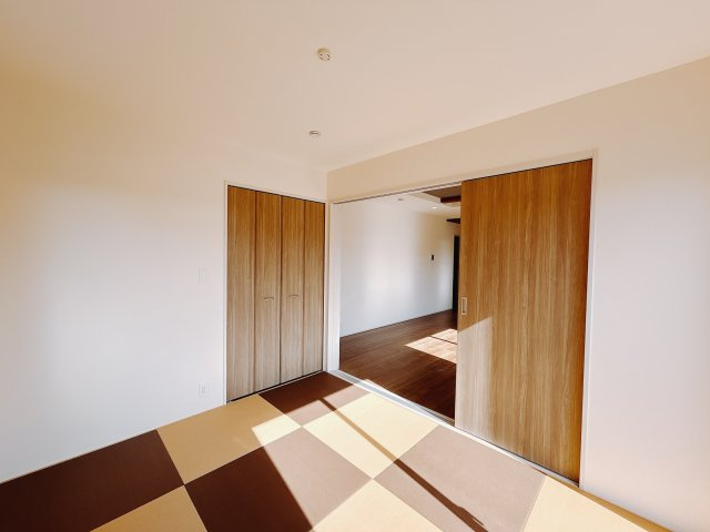 【新築戸建】高崎市吉井町長根　の和室|■1階和室｜「続き間の和室」は子育て世代にこそ適しています。お子様のお昼寝スペースや、洗濯物をたたむのに便利です。客間やリビングの延長としても使えます。