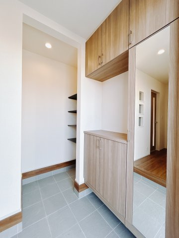 【新築戸建】高崎市吉井町長根　の玄関|■玄関｜毎日の「いってらっしゃい」や「お帰りなさい」を大切なご家族と過ごす玄関は〈使いやすさ〉を追求しております。玄関横の物入は急な来客時でもさっとお片付けできるスペースを確保しています。