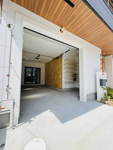 Garage × Surf × Freedom｜湘南スタイルの集大成の駐車場