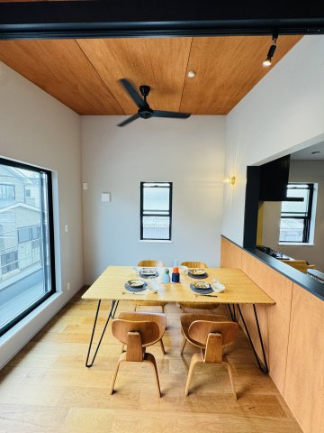 Garage × Surf × Freedom｜湘南スタイルの集大成のダイニング