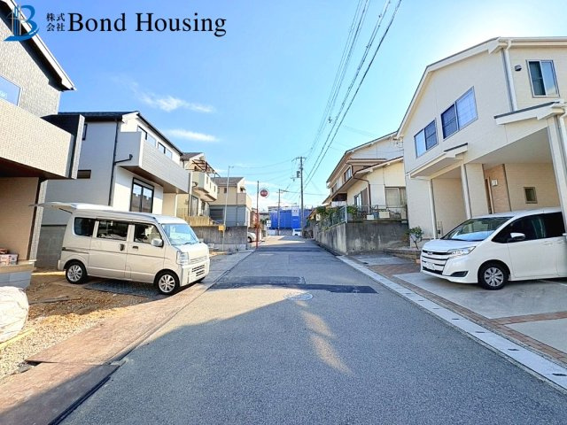 教育施設まで10分圏内　松が丘3丁目　新築2区画　A号棟の前面道路含む現地写真